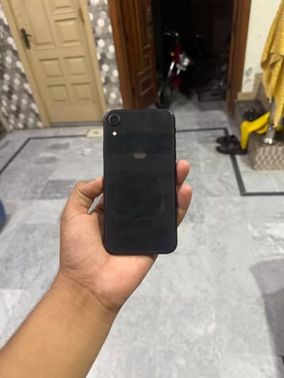 Apple iPhone XR sim locked 64 gb 80 health