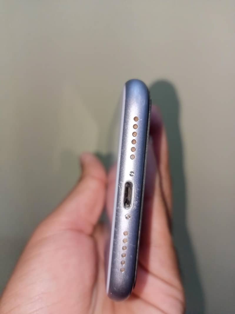 Apple iPhone 11 4
