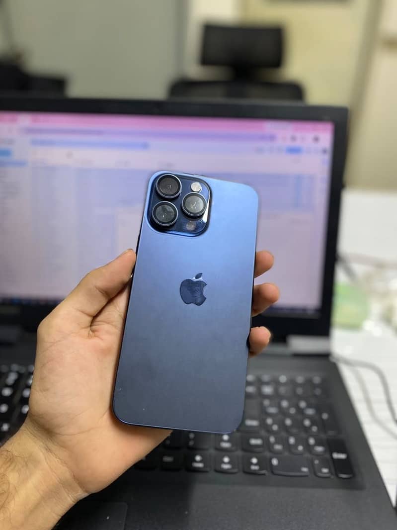 Apple iPhone 15 Pro Max 6