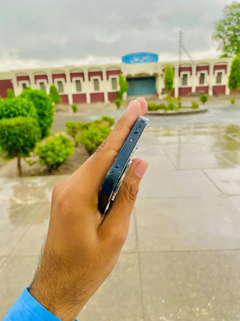 Apple iPhone 13 5