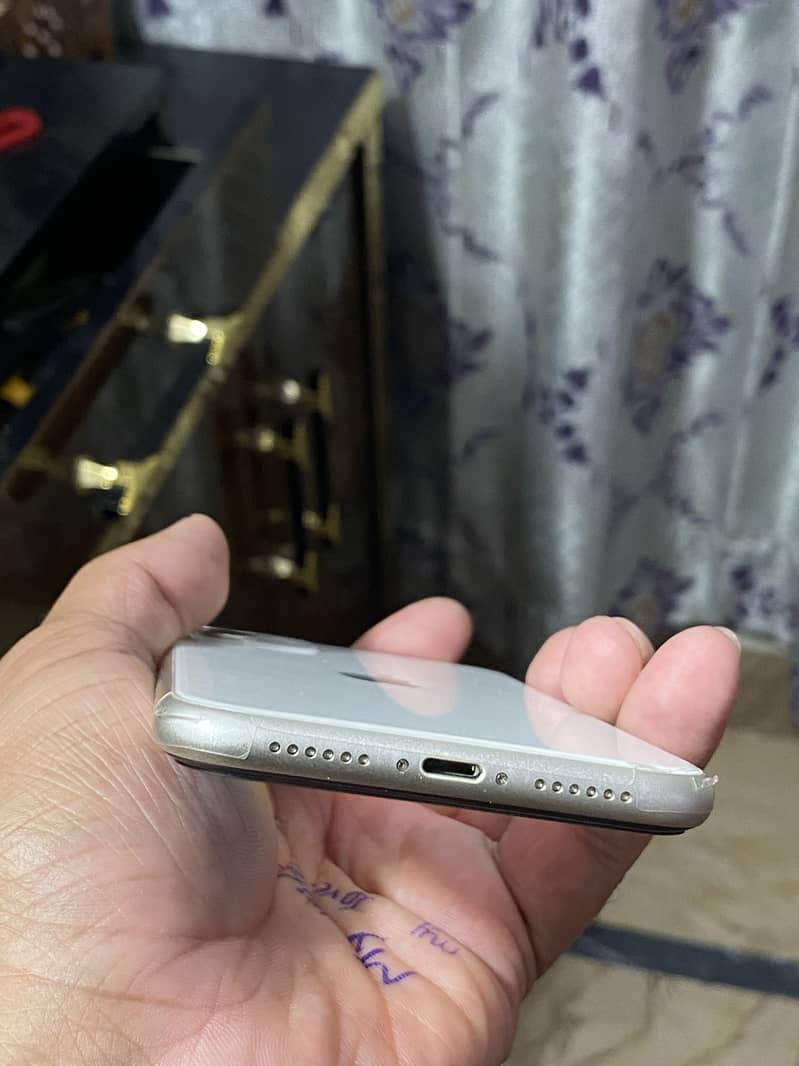Apple iPhone 11 3