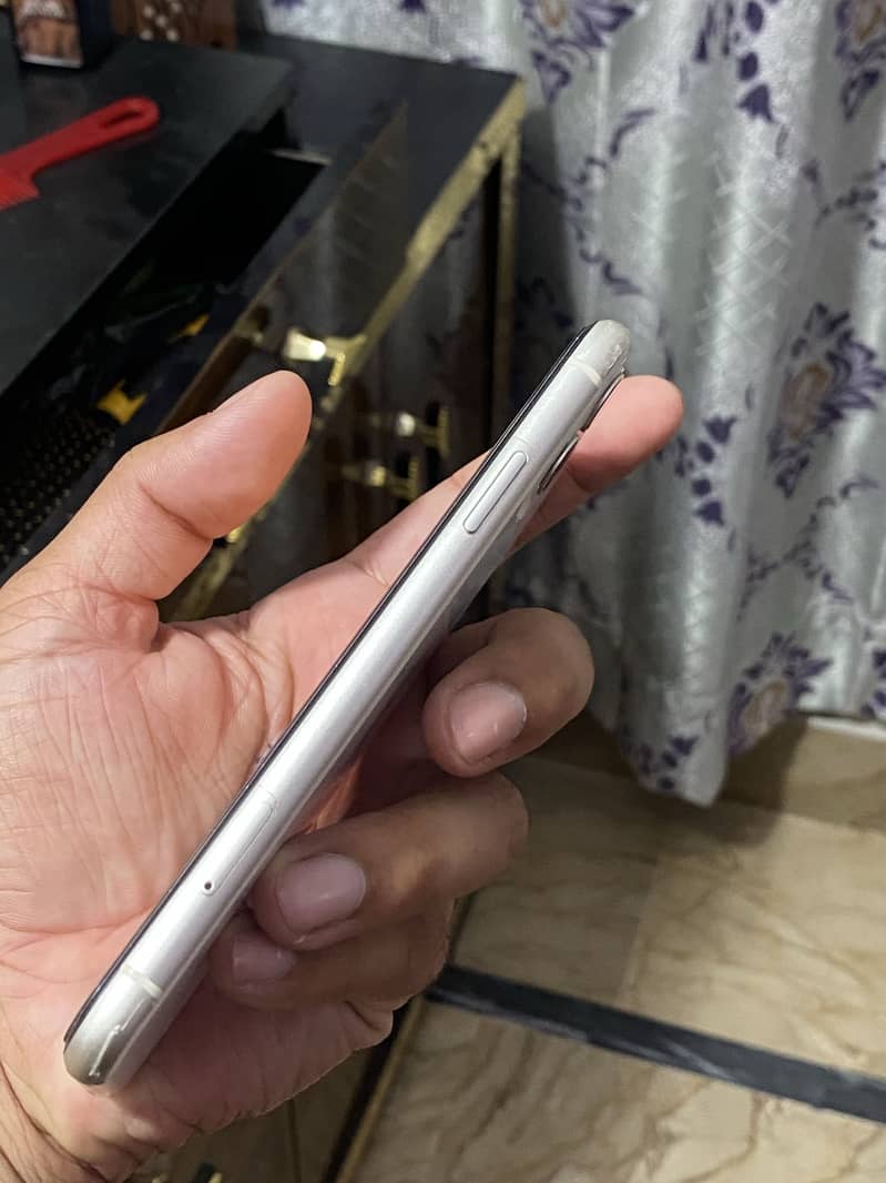 Apple iPhone 11 4