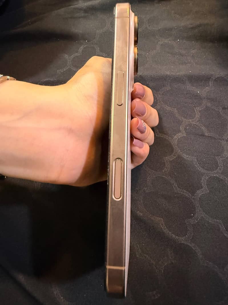 Apple iPhone 16 Pro 2