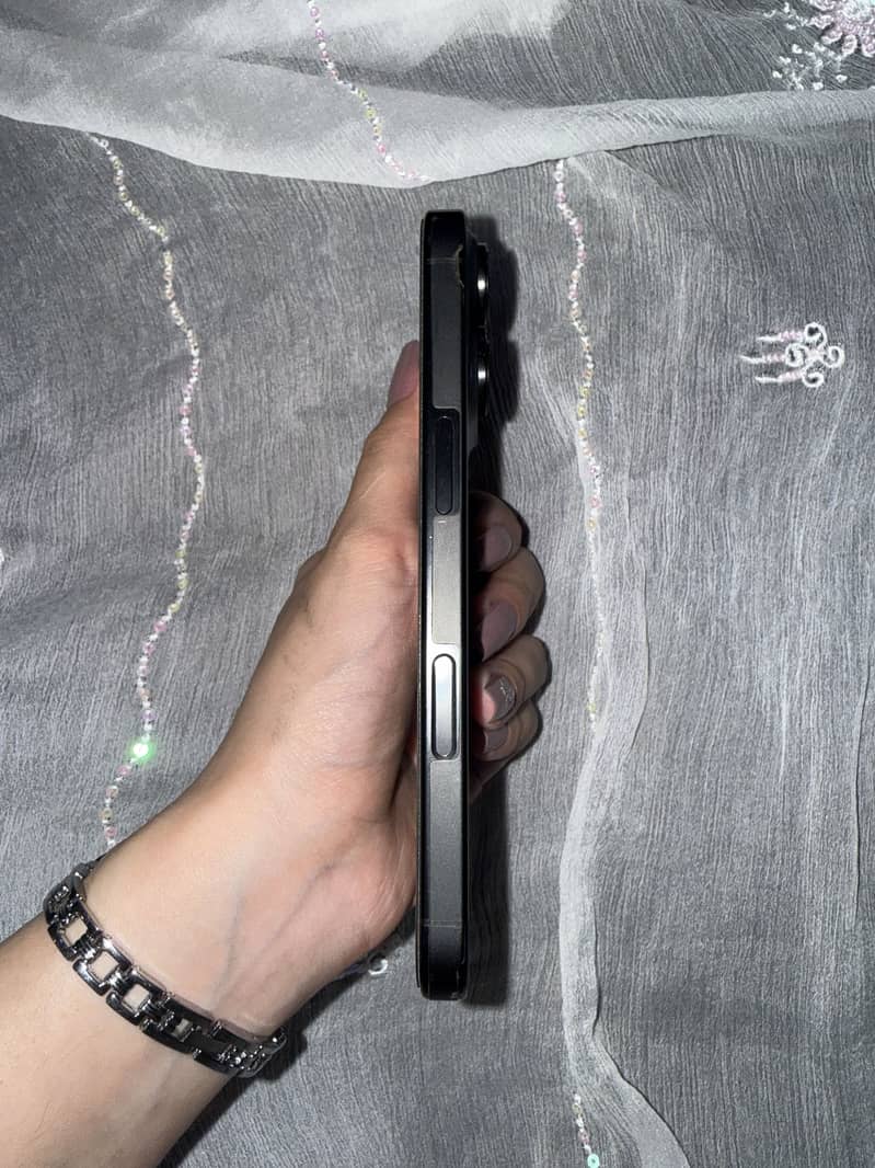 Apple iPhone 16 Pro 1