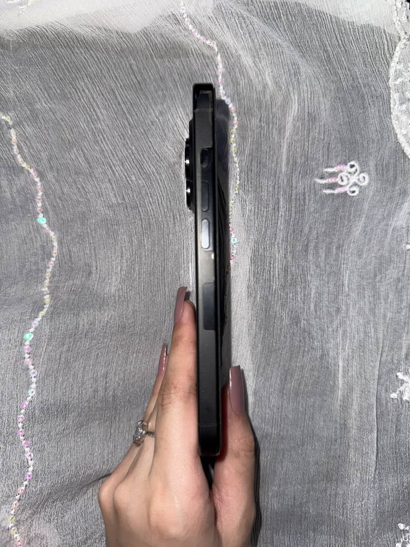 Apple iPhone 16 Pro 3