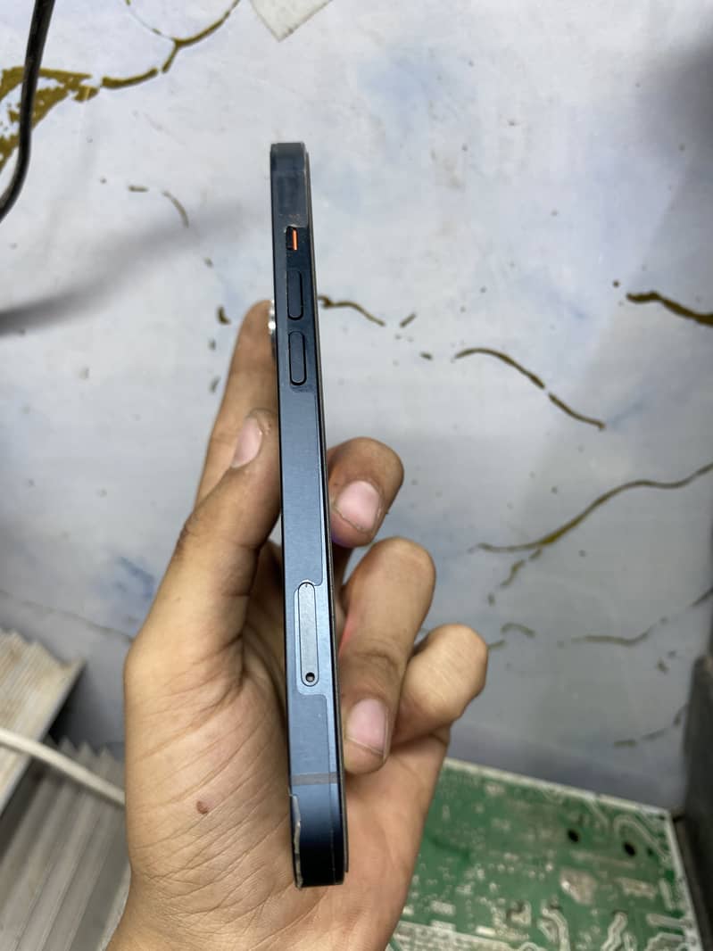 Apple iPhone 13 5