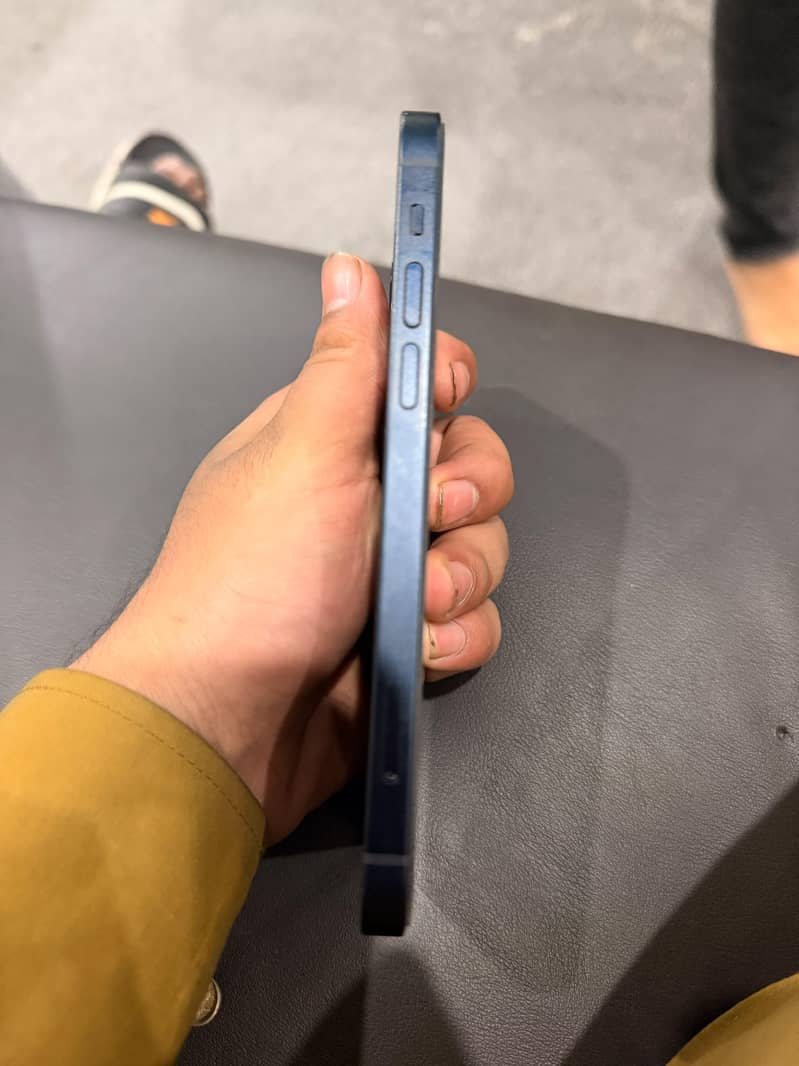 Apple iPhone 12 4
