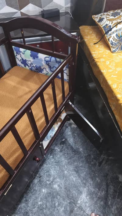 baby cot with 10/10 condition