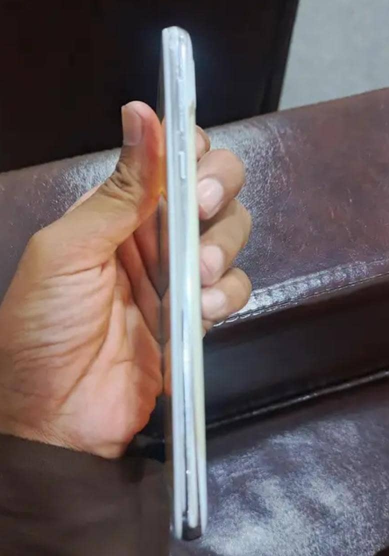 Sharp Aquos R2 3