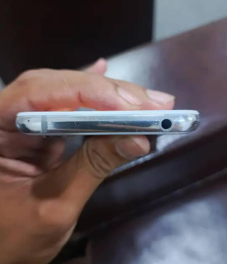 Sharp Aquos R2 5