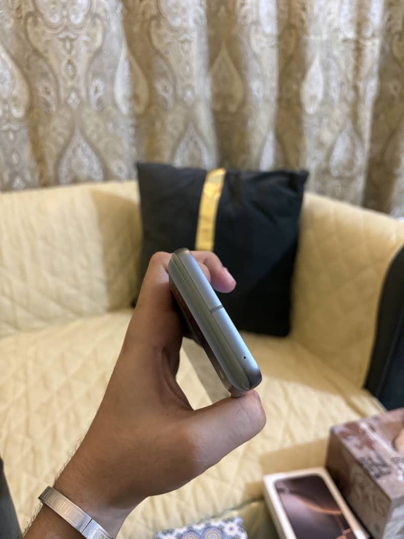 Google Pixel 8 4