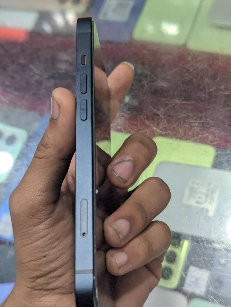 Apple iPhone 13 2