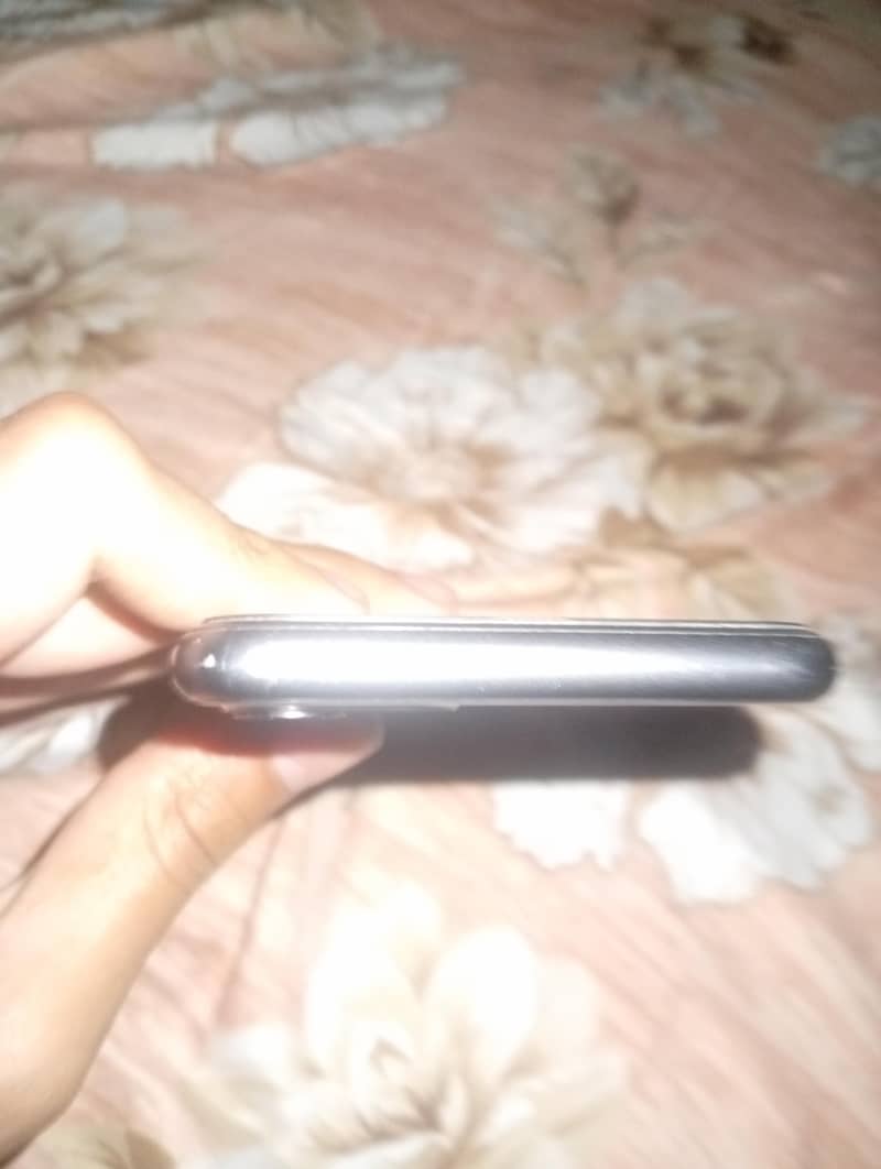 Apple iPhone 11 4