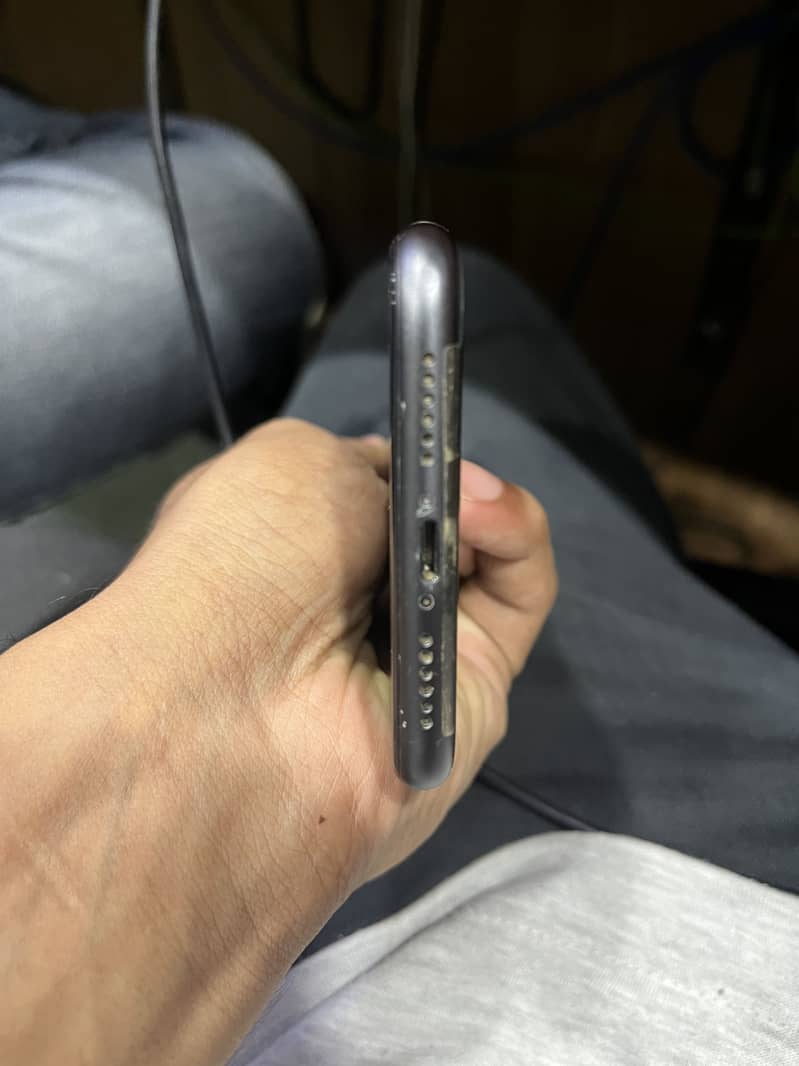 Apple iPhone 11 4