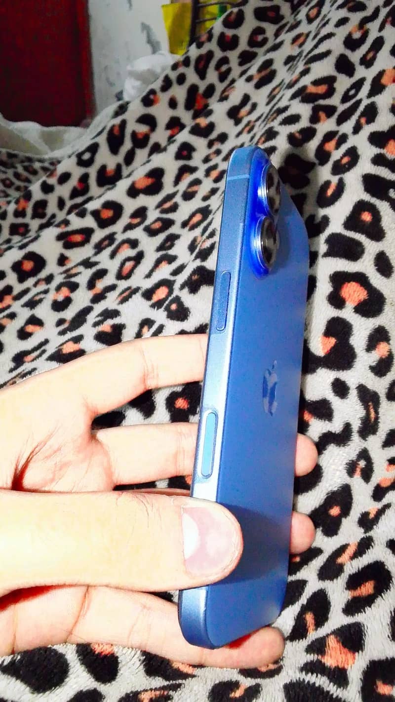 Apple iPhone 16 2