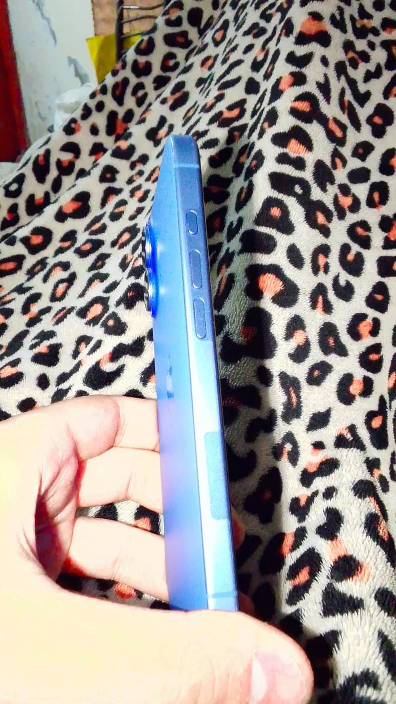 Apple iPhone 16 3