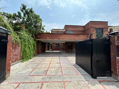 2 KANAL ELEGANT AND FULLY MAINTAINED SUPER HOT LOCATED BUNGALOW IS AVAILABLE IN THE BEST BLOCK OF DHA LAHORE | 3 SERVANT QUARTERS