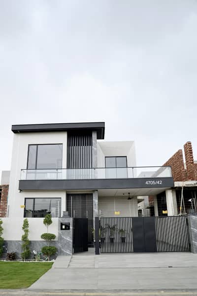 10 MARLA ELEGANT SUPER HOT LOCATED BUNGALOW ON 150 FT. ROAD IS AVAILABLE IN THE BEST BLOCK OF DHA LAHORE.