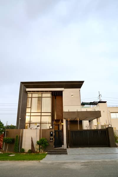 10 MARLA ELEGANT SUPER HOT LOCATED BUNGALOW ON 150 FT. ROAD IS AVAILABLE IN THE BEST BLOCK OF DHA LAHORE.