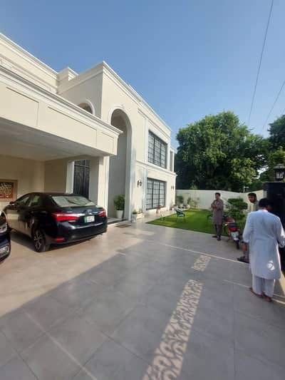 1-KANAL ELEGANT AND FULLY MAINTAINED SUPER HOT LOCATED BUNGALOW IS AVAILABLE IN THE BEST BLOCK OF DHA LAHORE.