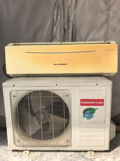 High-capacity cooling for large rooms, heavy-duty outdoor unit.