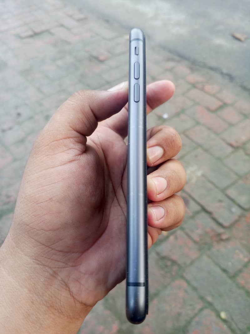 Apple iPhone 11 3