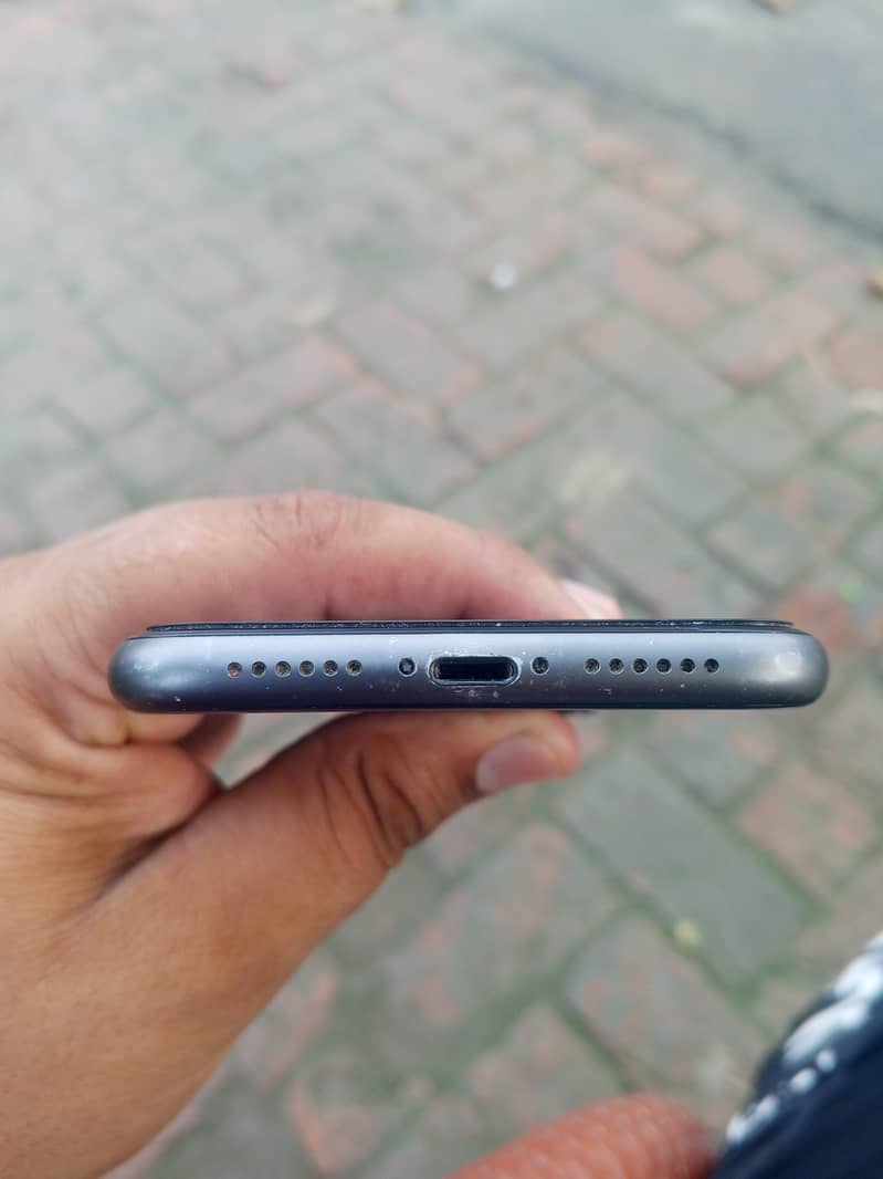 Apple iPhone 11 4