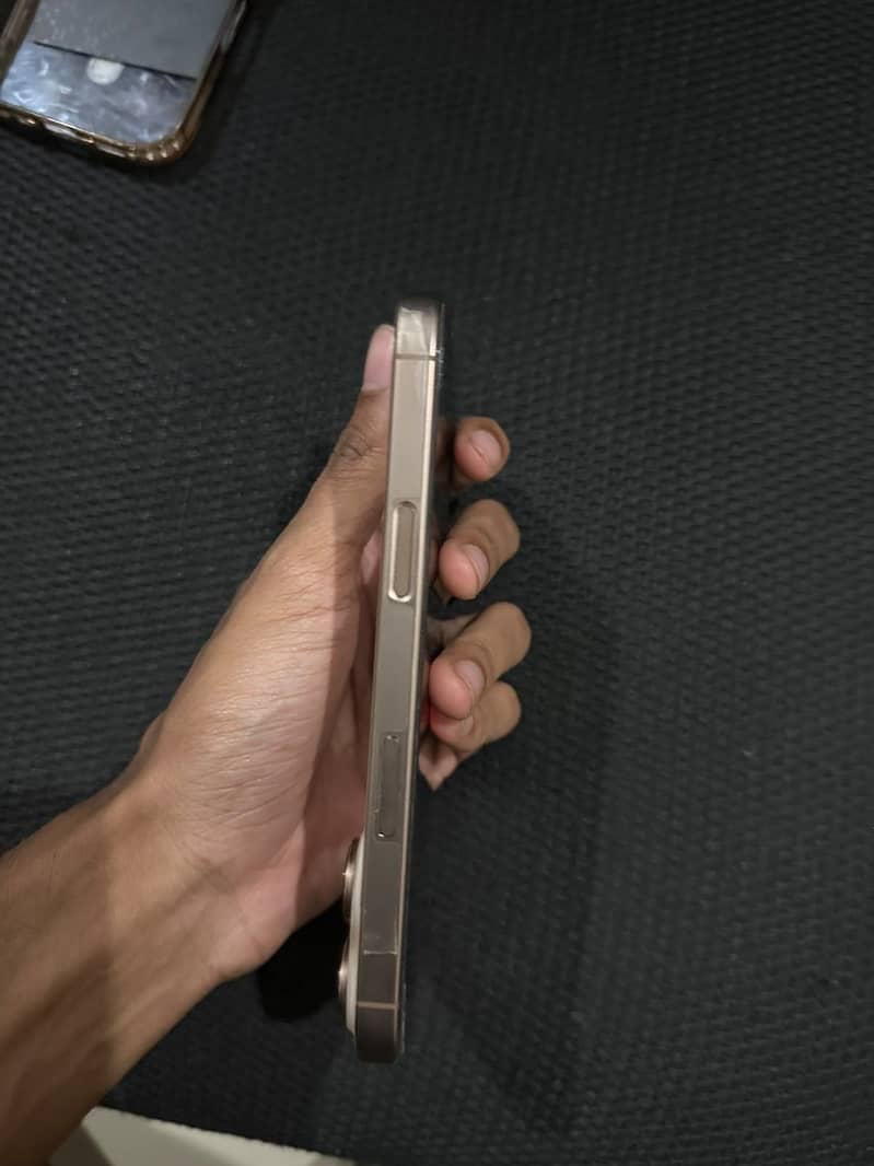 Apple iPhone 16 Pro 4