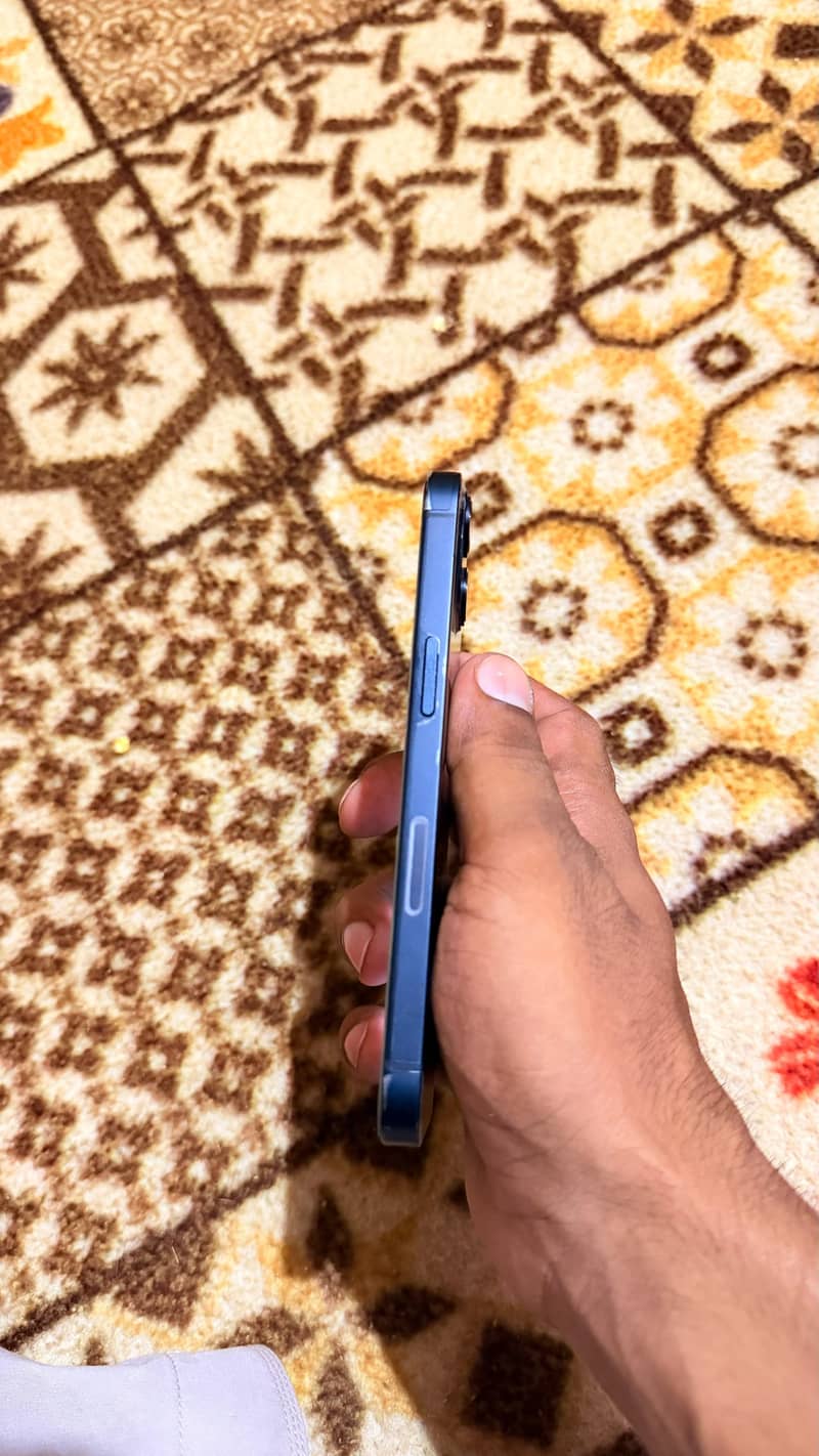 Apple iPhone 13 2