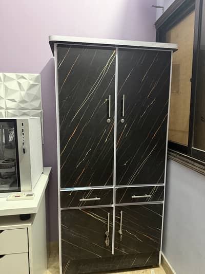 Almari/wardrobe