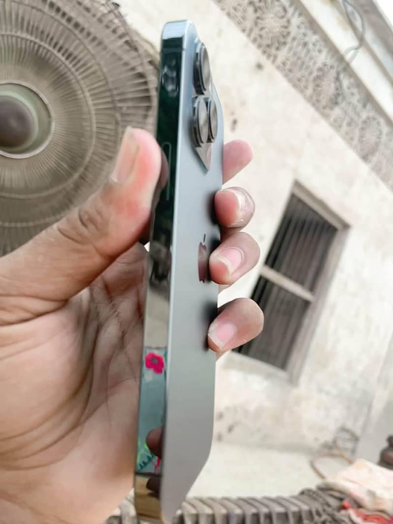 Apple iPhone 13 Pro 2