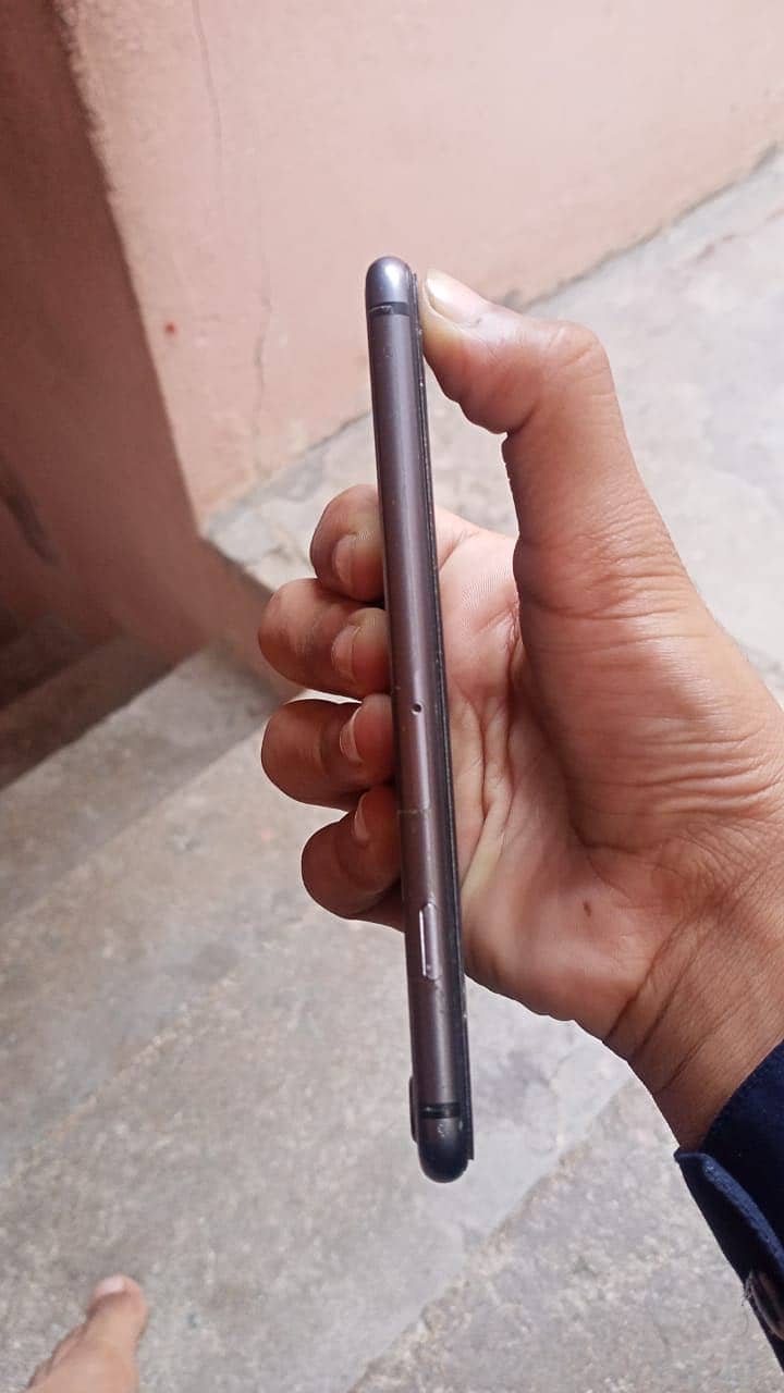Apple iPhone 8 3