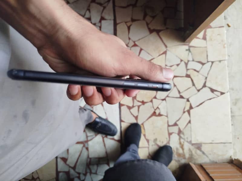 Apple iPhone 11 7