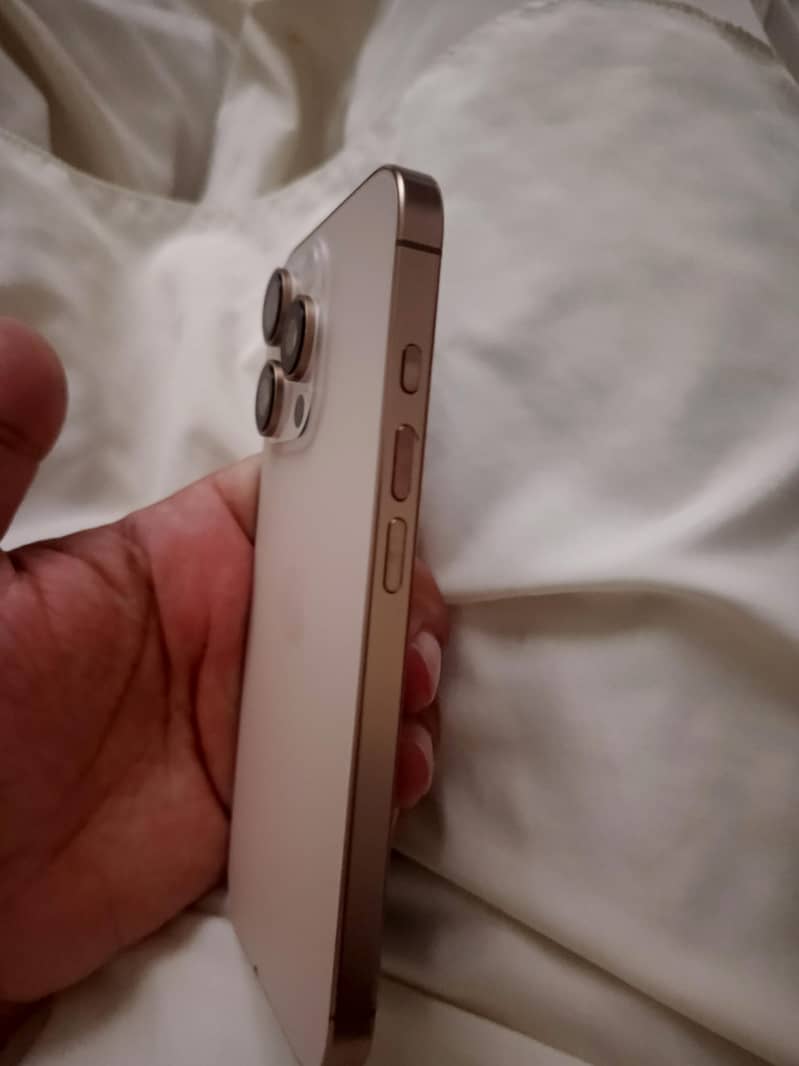 Apple iPhone 16 Pro 1