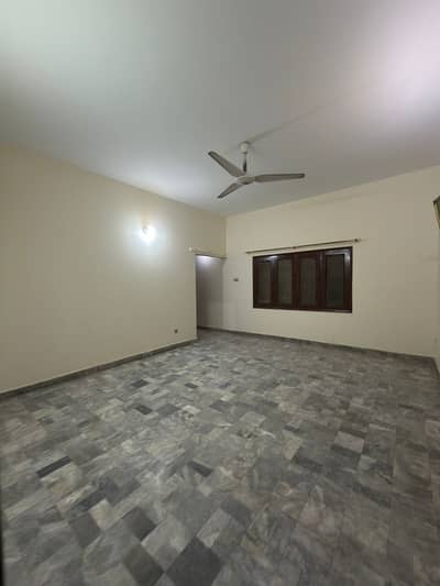 600 Yds 1st Floor With roof