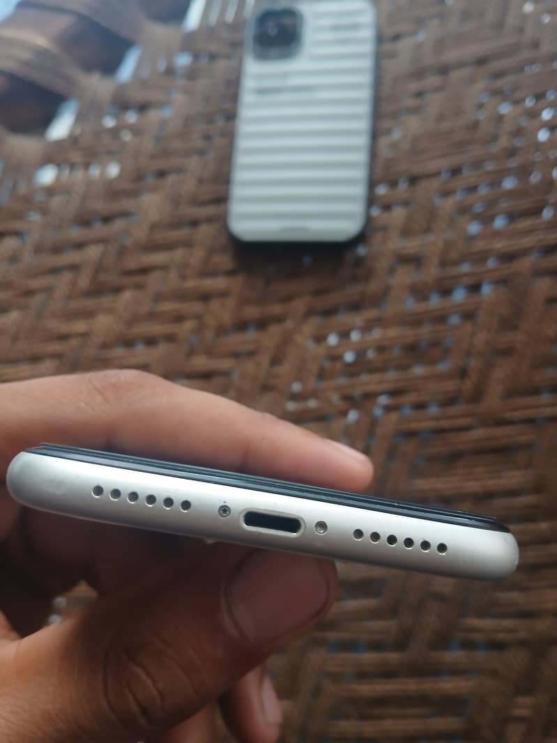 Apple iPhone 11 3