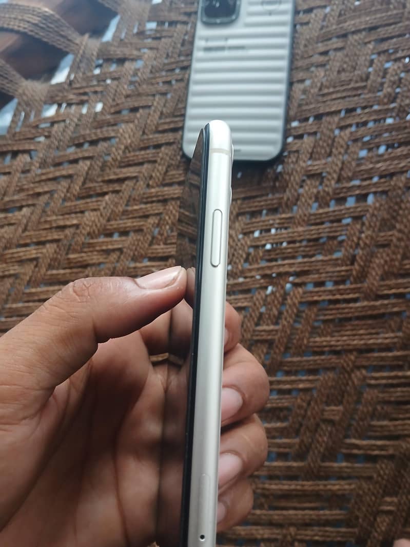 Apple iPhone 11 4