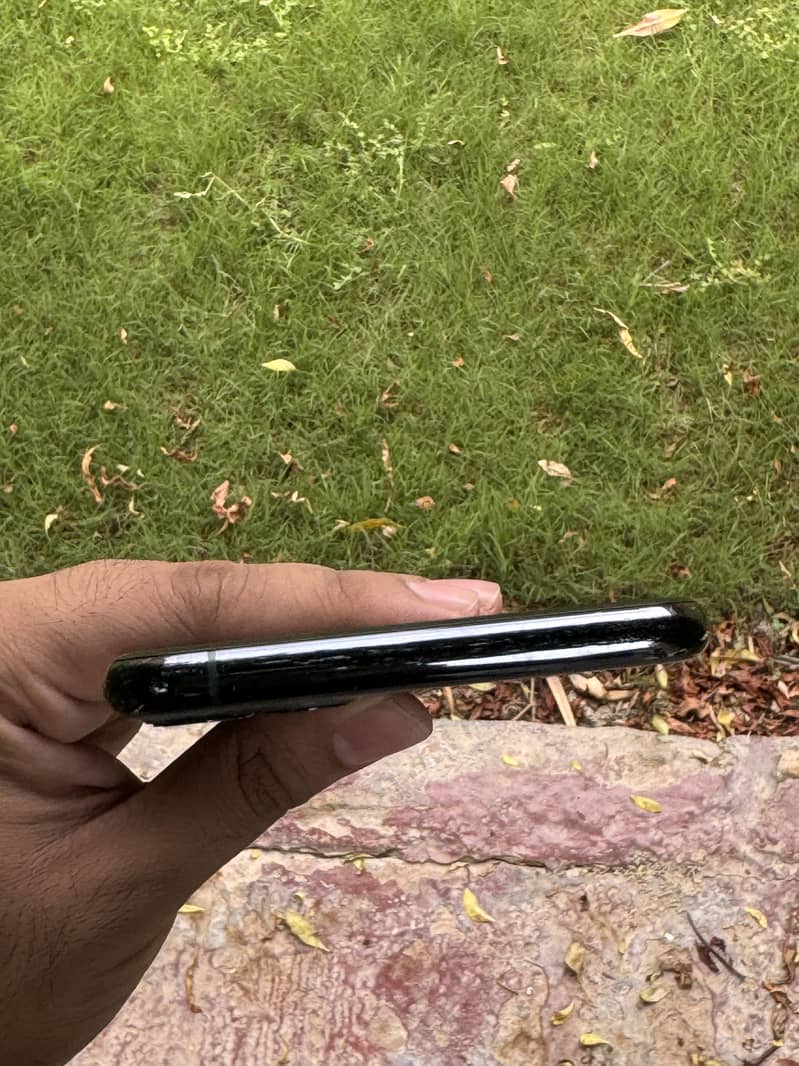 Apple iPhone 11 Pro Max 4