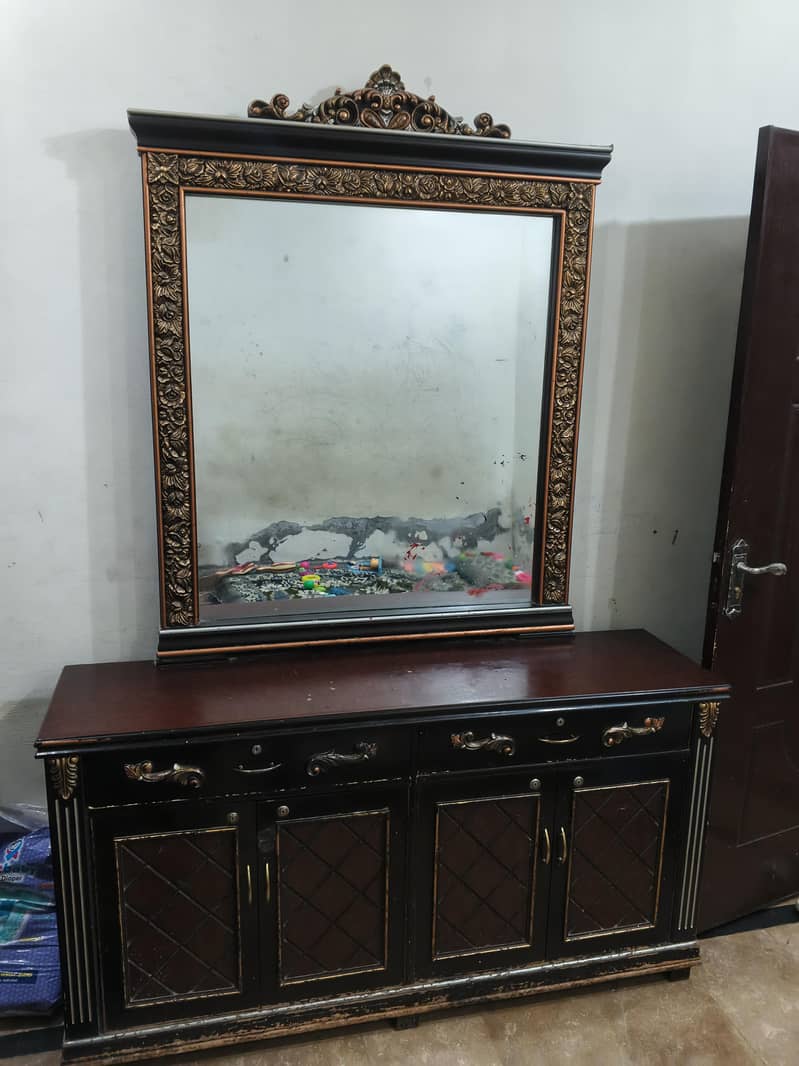 dressing table and showcase 0