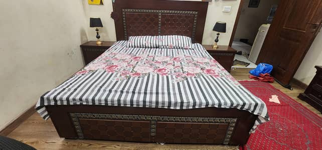 Bed with 2 side tables