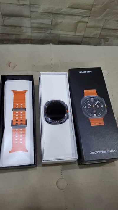 samsung Galaxy Watch Ultra Titanium Gray – Box Open