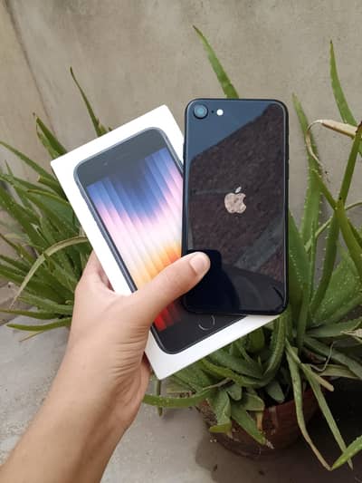 iPhone SE 3rd generation with box 64gb ( read full add )