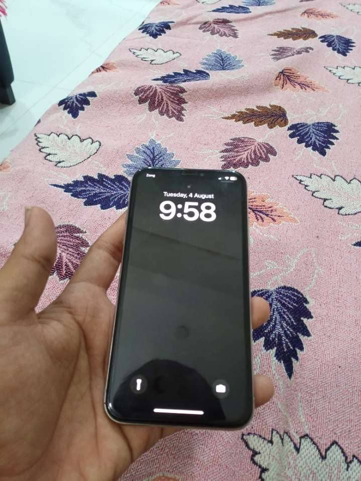 Apple iPhone X 4