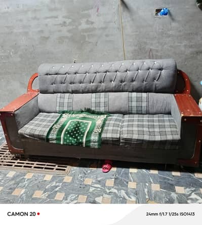 only one 3 seter sofa
