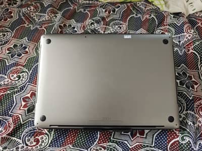 apple macbook 16 pro core i7 16.512 4gb radeon graphics