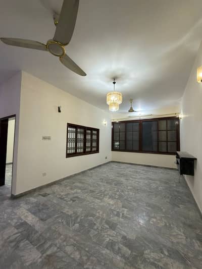 1st FLOOR Of BUNGALOW 600 YARDS WITH ROOF Block 6 FB Area