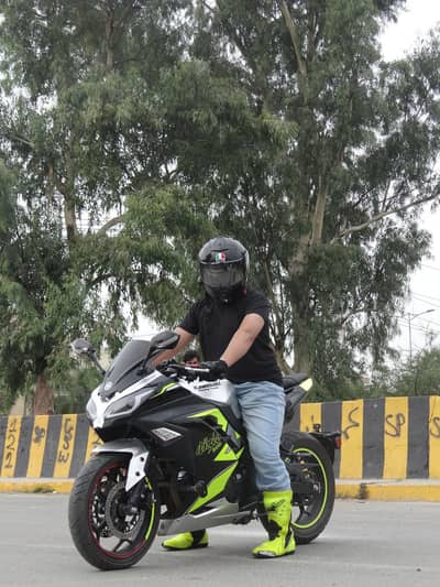 Kawasaki ninja 300 K. O with original graphics & js like new condition