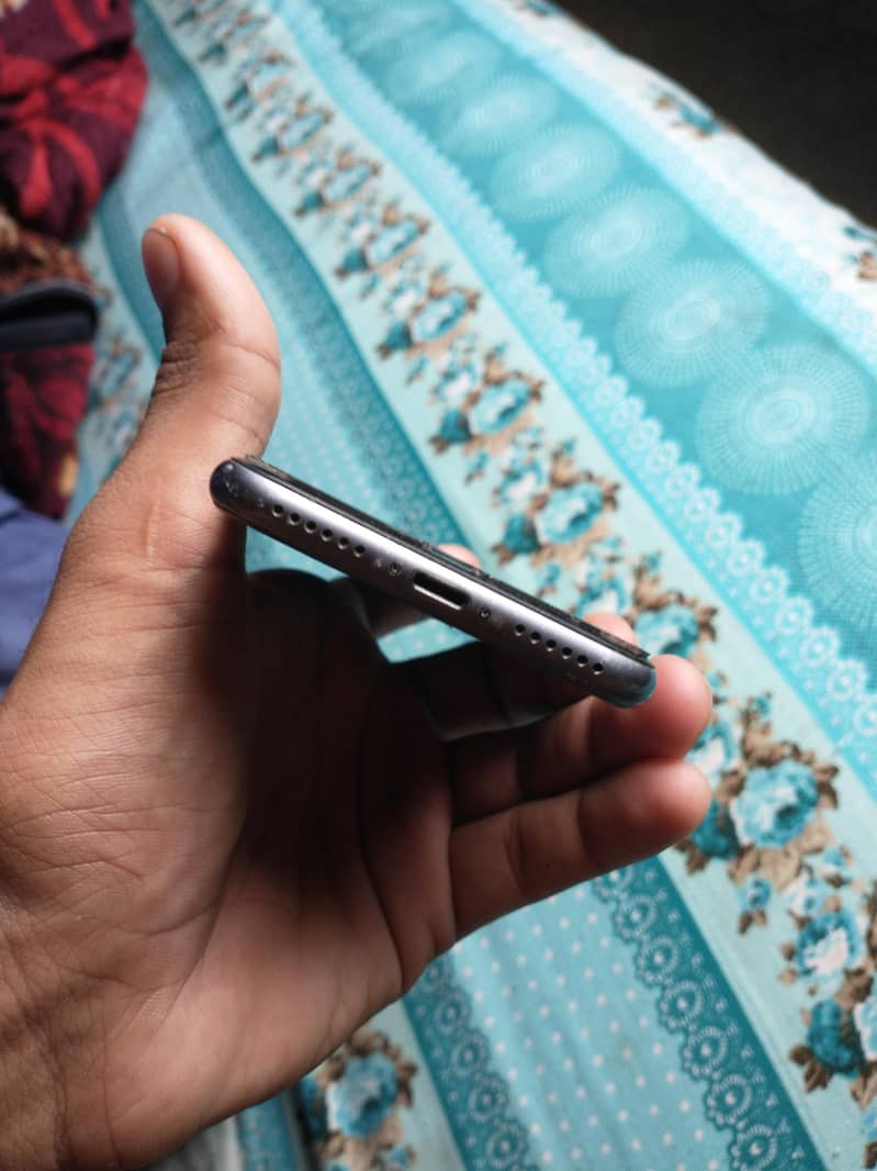 Apple iPhone 8 3