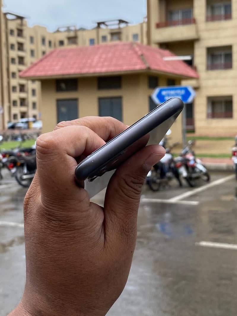 Apple iPhone 11 4