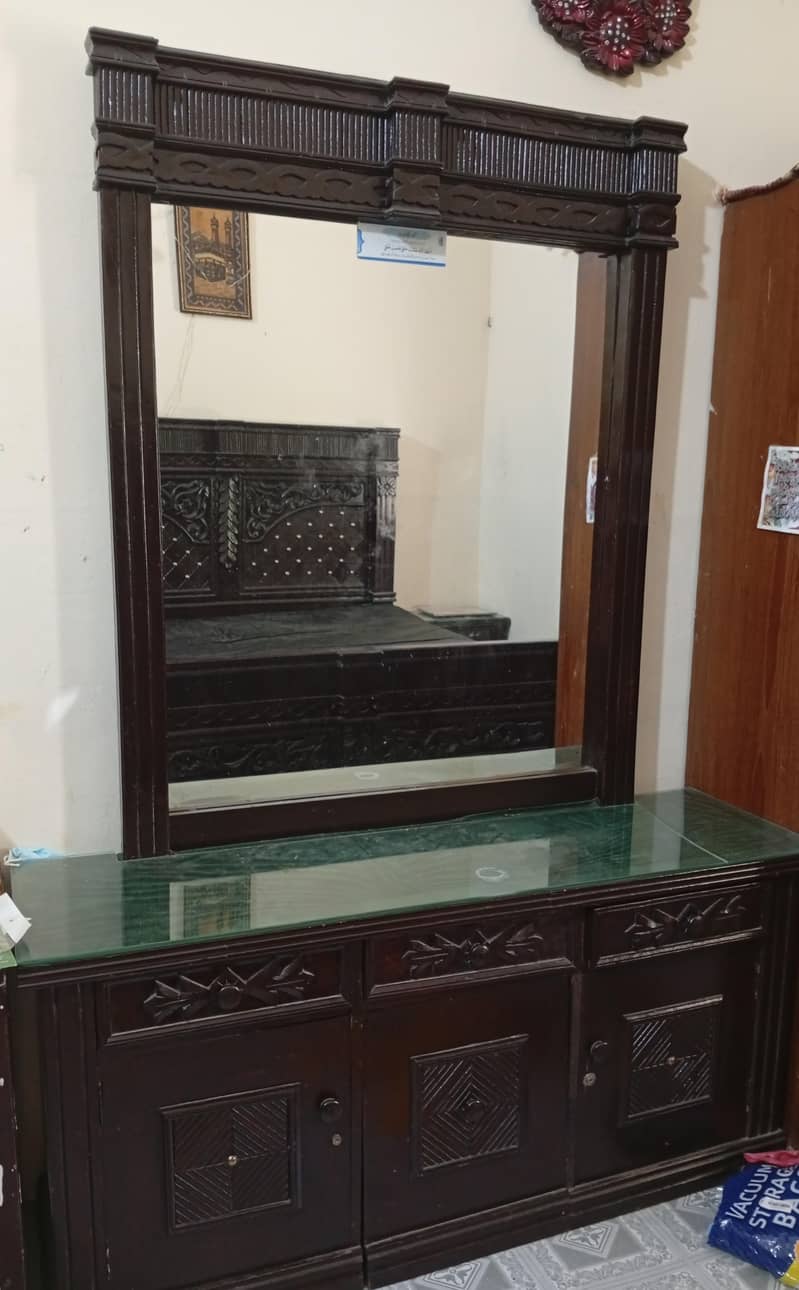 Bed set with lamp table and dressing table. 5